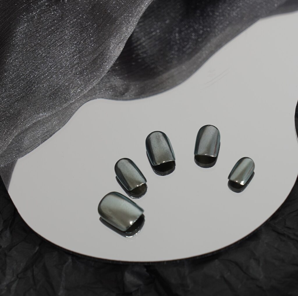 Liquid Metals Short Press On Nails, handmade by Fasunidy, silver mirrotic nails